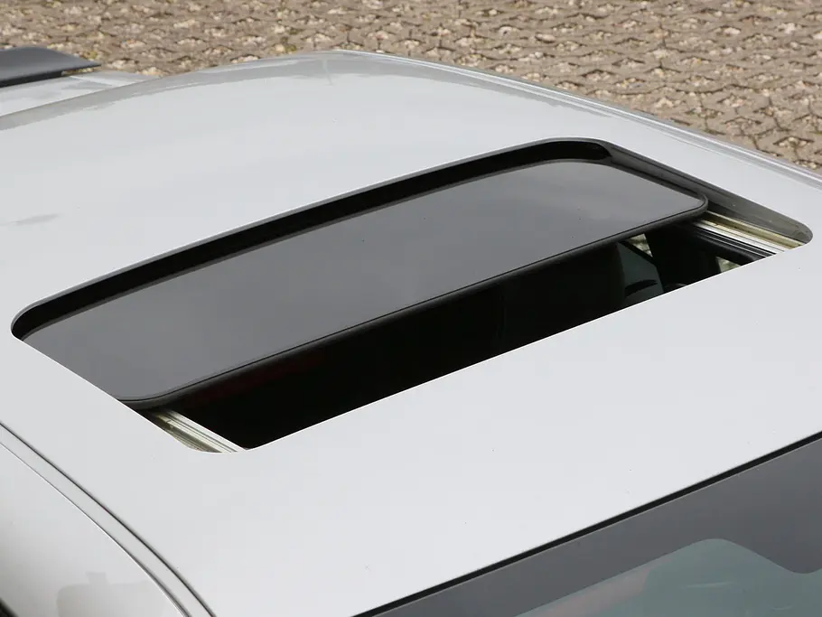 So fährt sich der Challenger SRT8 Dodge Challenger SRT8 mit elektrischem Glasschiebedach