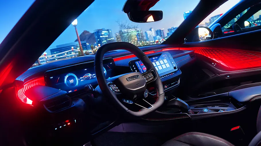Blick auf die Armaturen im Innenraum des Dodge Charger Daytona (2026).