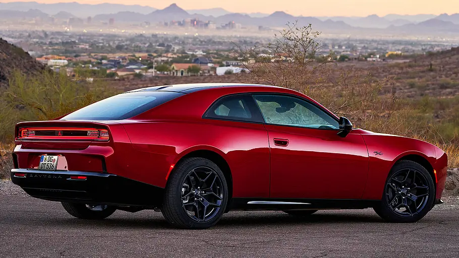 Blick von schräg hinten auf den Dodge Charger Daytona (2026).
