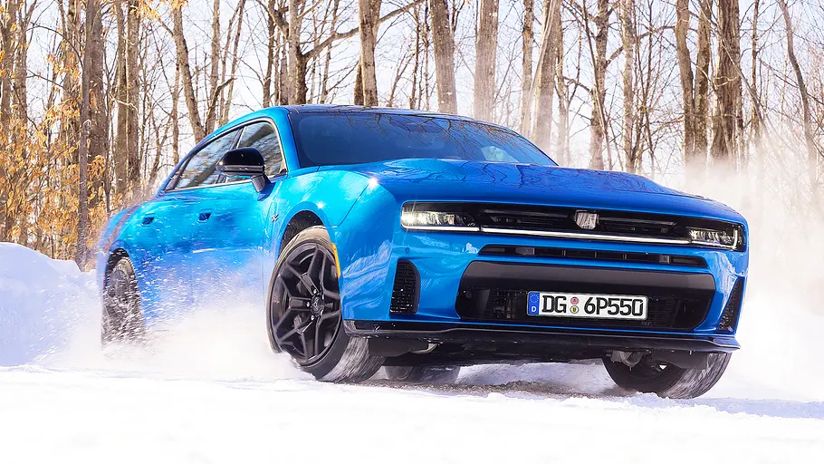 Blick von schräg vorne auf den fahrenden Dodge Charger Sixpack (2026).