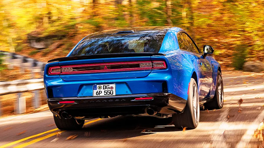 Blick von schräg hinten auf den fahrenden Dodge Charger Sixpack (2026).
