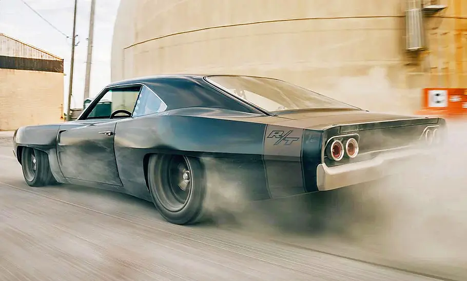 Der Speedkore Dodge Charger Hellacious fahrend von schräg hinten.