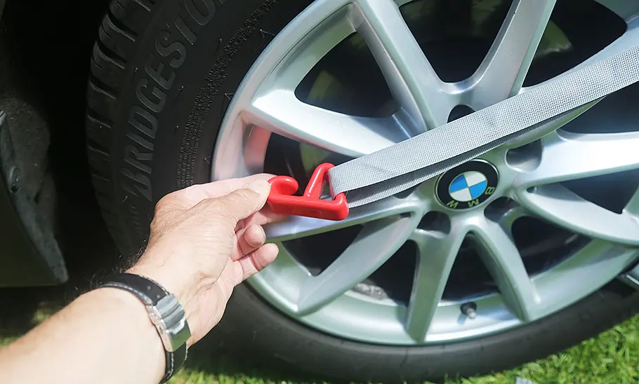 Einspannen der Gurte des Dometic Hub an der Felge eines Autos.