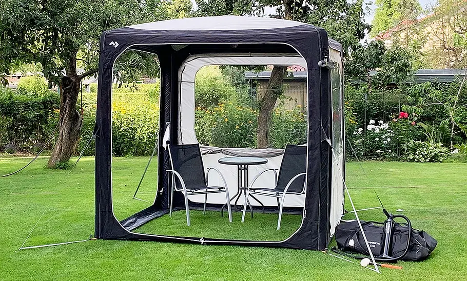 Das Dometic Hub als Pavillon in einem Garten.