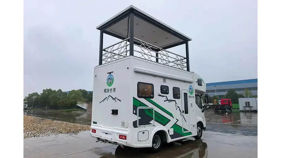 Doppelstock-Wohnmobil auf BYD Das Doppelstock-Wohnmobil auf BYD mit ausgefahrener Dachterrasse statisch von schräg hinten rechts.
