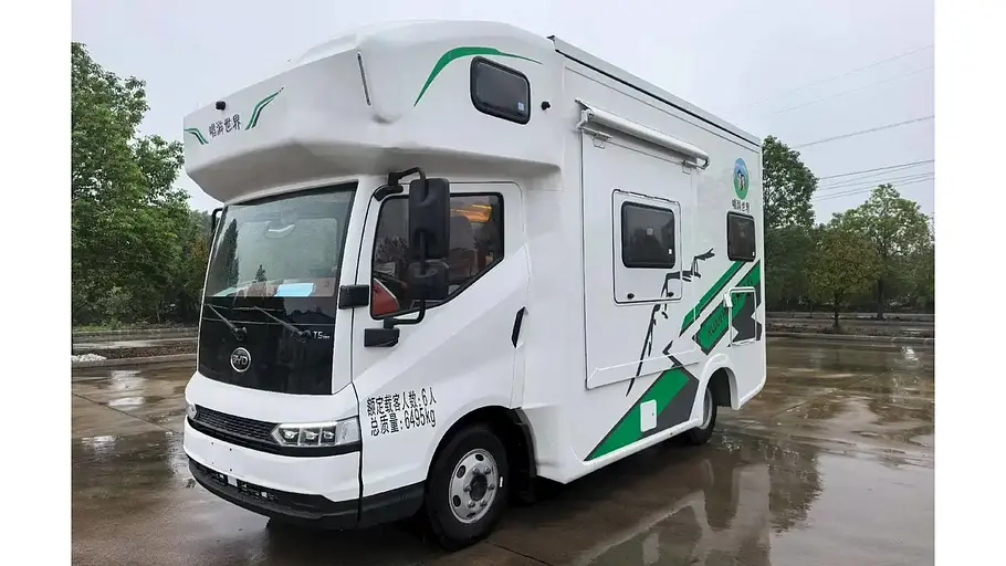 Doppelstock-Wohnmobil auf BYD Das Doppelstock-Wohnmobil auf BYD mit eingefahrener Dachterrasse statisch von schräg vorne links.