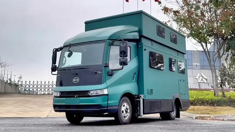 Doppelstock-Wohnmobil auf BYD Das Doppelstock-Wohnmobil auf BYD mit eingefahrener Dachterrasse statisch von schräg vorne links.