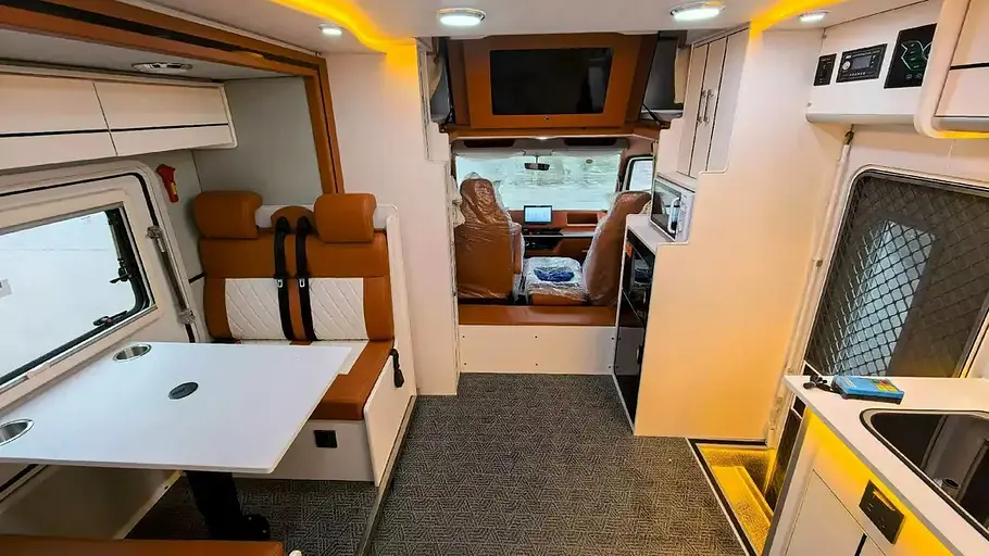 Doppelstock-Wohnmobil auf BYD Der Wohnraum des Doppelstock-Wohnmobil auf BYD mit Blick in Richtung Cockpit.