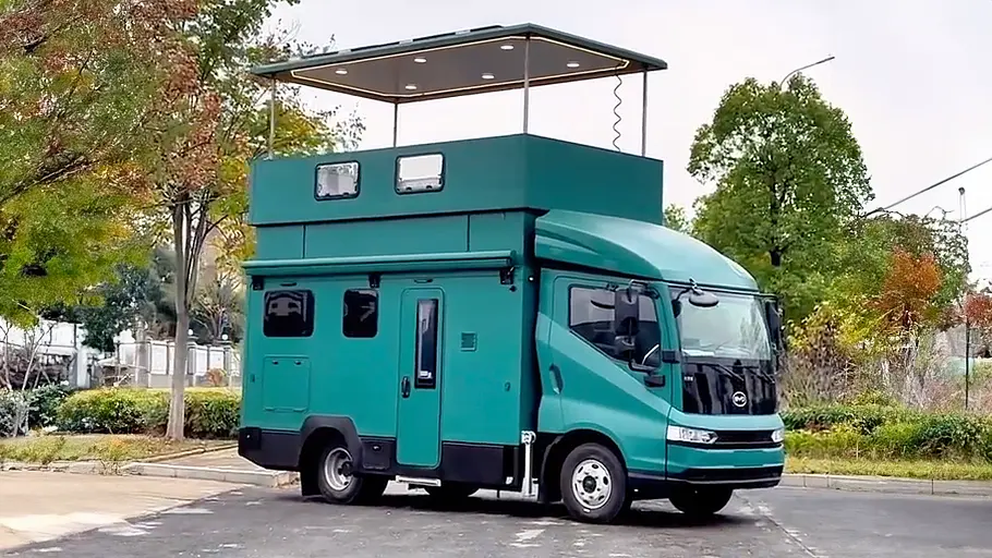 Doppelstock-Wohnmobil auf BYD Das Doppelstock-Wohnmobil auf BYD mit ausgefahrener Dachterrasse statisch von schräg vorne rechts.