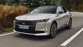Der DS N°4 (2025) fahrend von vorne fotografiert. - Foto: DS Automobiles