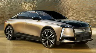 Blick von schräg vorne auf den DS N°8 (2024). - Foto: DS Automobiles