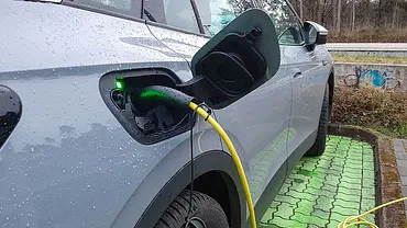 So lädt man das E-Auto richtig - Foto: Imago