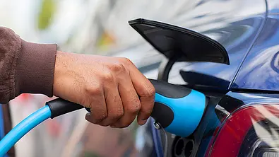 E-Auto laden - Foto: iStock/Cavan Images
