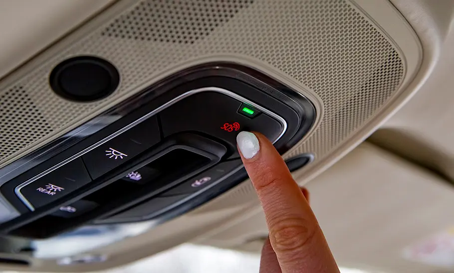 eCall im Auto Ein Finger berührt im Auto den eCall-Knopf.