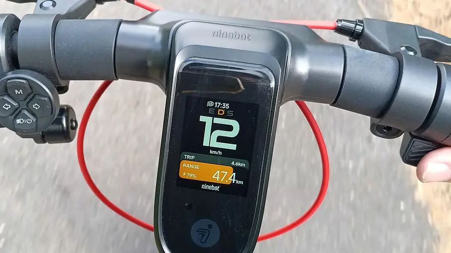 E-Scooter Segway Ninebot F3 Pro D Die Detailaufnahme zeigt Anzeigen auf dem Zentraldisplay des E-Scooters Segway Ninebot F3 Pro D.