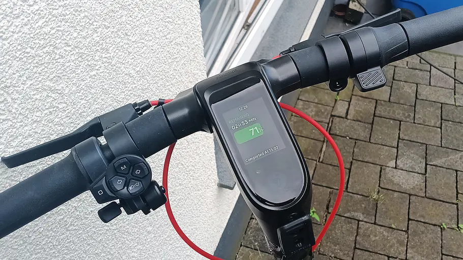 E-Scooter Segway Ninebot F3 Pro D Die Detailaufnahme zeigt die Anzeige auf dem Zentraldisplay des E-Scooters Segway Ninebot F3 Pro D.