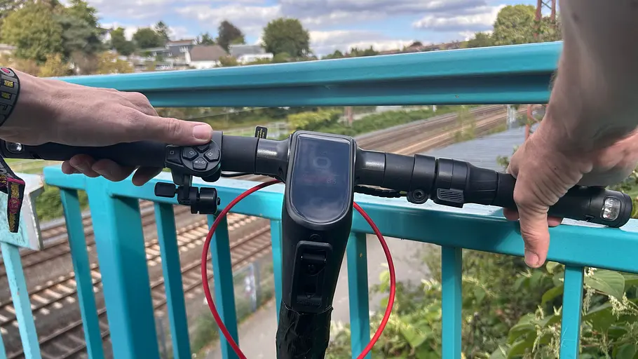 E-Scooter Segway Ninebot F3 Pro D Die Detailaufnahme zeigt kaum erkennbare Anzeigen auf dem Zentraldisplay des E-Scooters Segway Ninebot F3 Pro D.