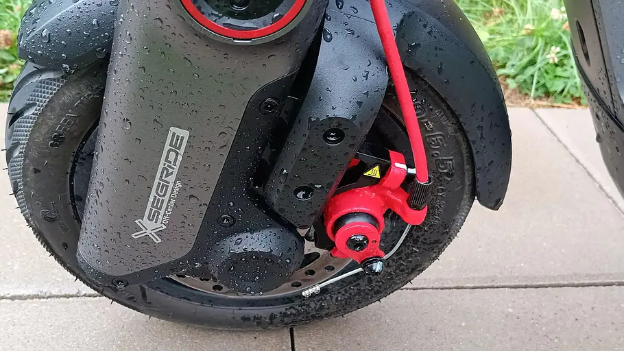 E-Scooter Segway Ninebot F3 Pro D Die Detailaufnahme zeigt Scheibenbremse und Fahrwerk des E-Scooter Segway Ninebot F3 Pro D am Vorderrad.