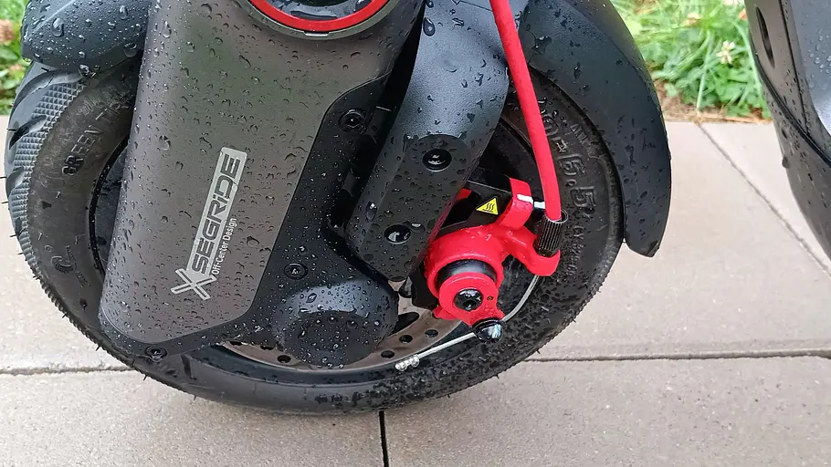 E-Scooter Segway Ninebot F3 Pro D Die Detailaufnahme zeigt Scheibenbremse und Fahrwerk des E-Scooter Segway Ninebot F3 Pro D am Vorderrad.
