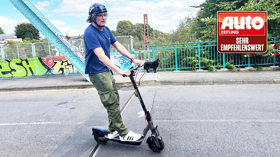 E-Scooter Segway Ninebot F3 Pro D Die Außenaufnahme zeigt einen Testredakteur auf dem E-Scooter Segway Ninebot F3 Pro D auf einer Eisenbahnbrücke.