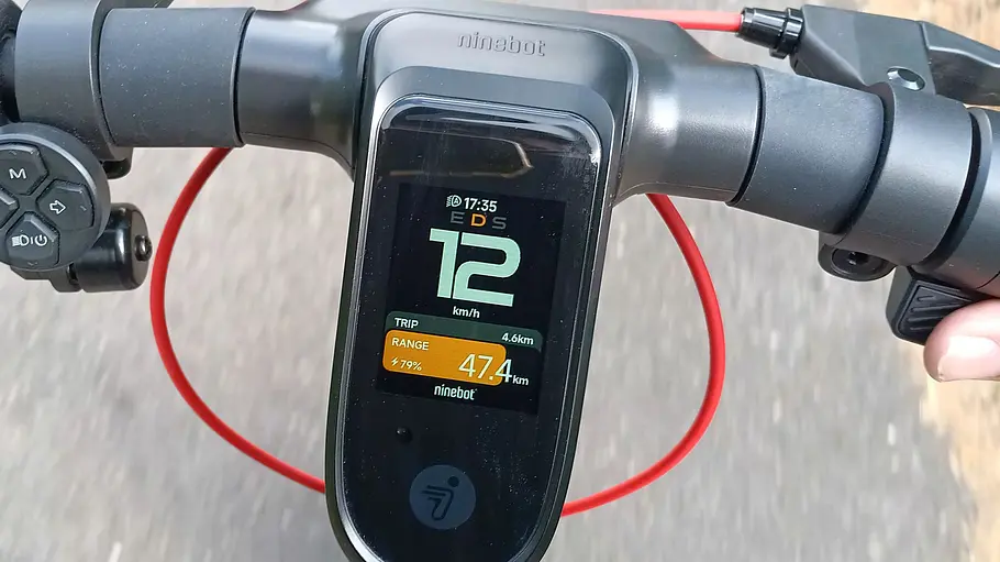 E-Scooter Segway Ninebot F3 Pro D Die Detailaufnahme zeigt Anzeigen auf dem Zentraldisplay des E-Scooters Segway Ninebot F3 Pro D.