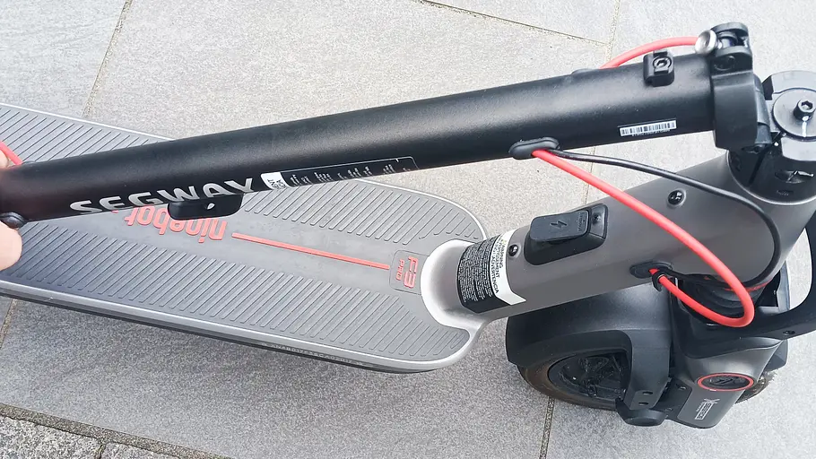 E-Scooter Segway Ninebot F3 Pro D Die Außenaufnahme zeigt einen den zusammengeklappten E-Scooter Segway Ninebot F3 Pro D.