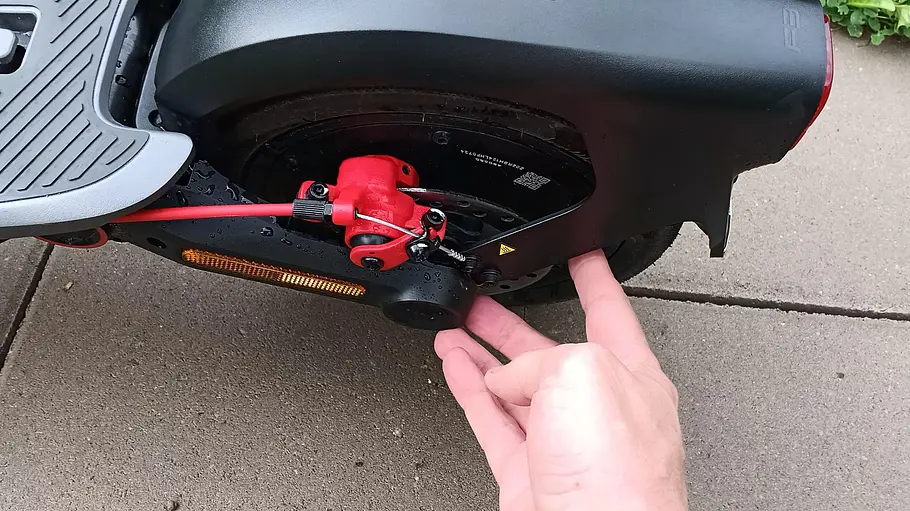 E-Scooter Segway Ninebot F3 Pro D Die Detailaufnahme zeigt hydraulische Hinterradbremse am E-Scooter Segway Ninebot F3 Pro D.