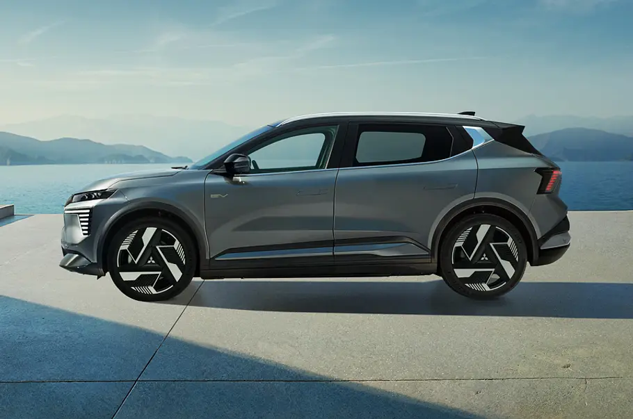Der Mitsubishi Eclipse Cross (2025) in der Seitenansicht fotografiert.