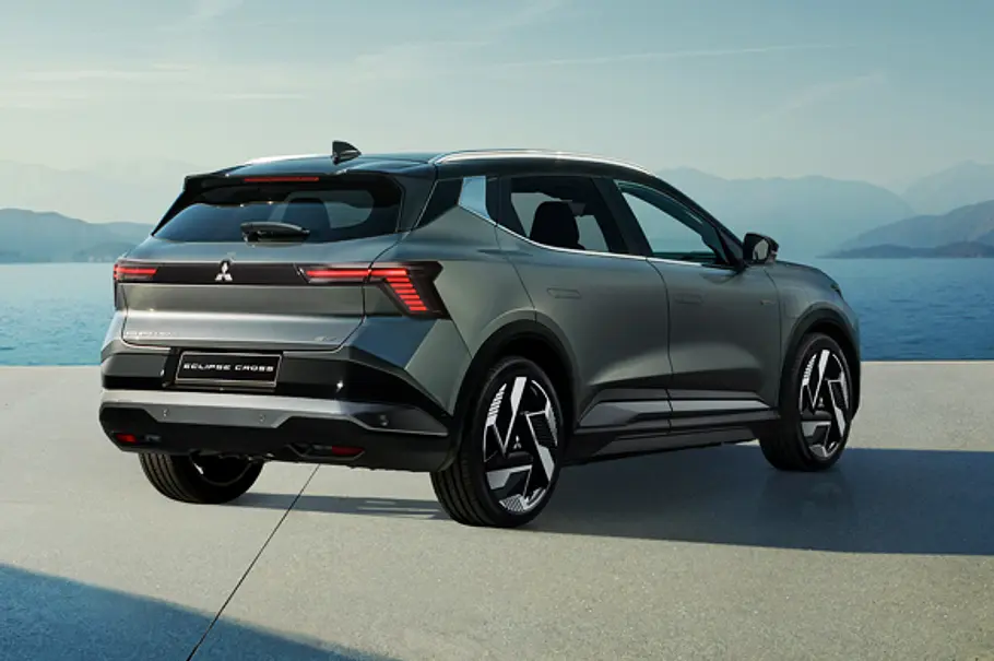Der Mitsubishi Eclipse Cross (2025), von hinten schräg fotografiert.