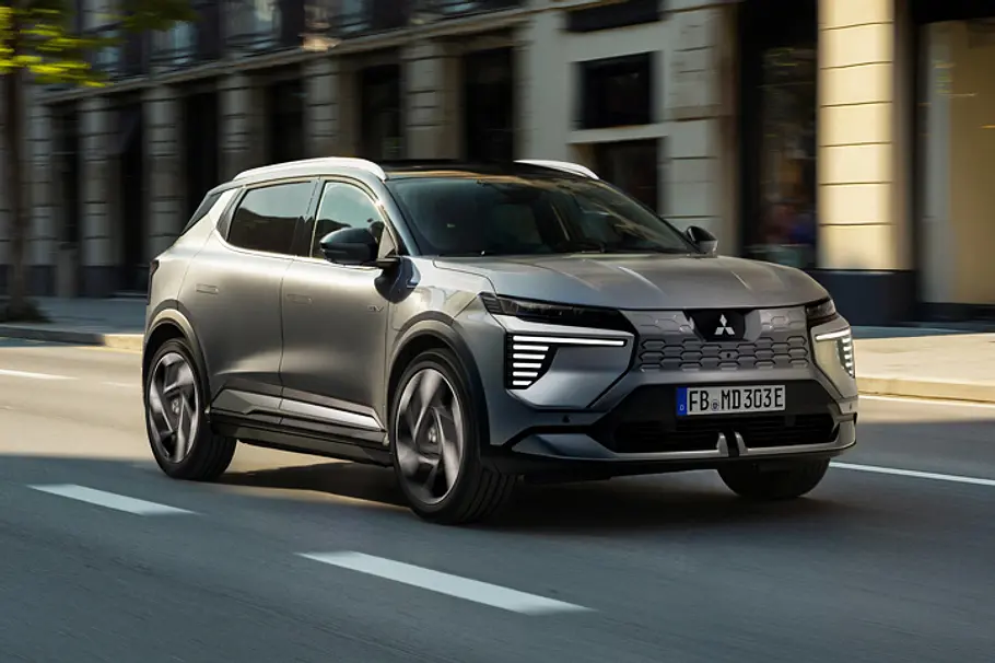 Der Mitsubishi Eclipse Cross (2025) von vorne schräg während der Fahrt fotografiert.