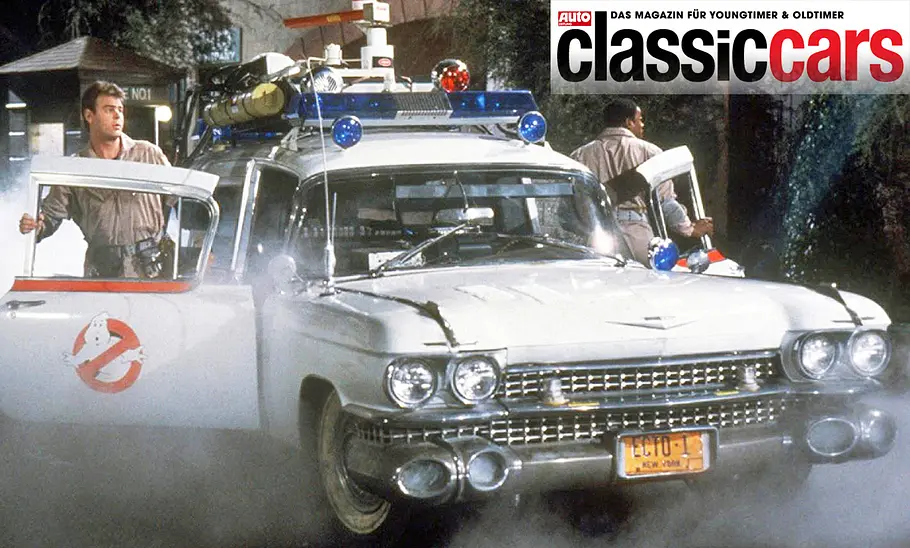 Der Ecto-1 stehend mit den Ghostbusters.