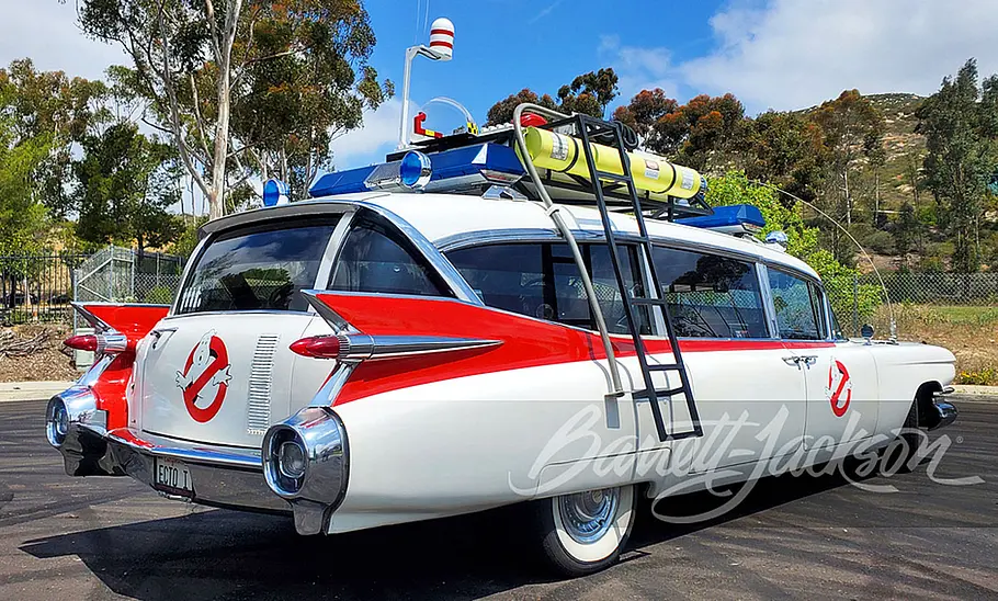 Der Ecto-1 stehend von schräg hinten.