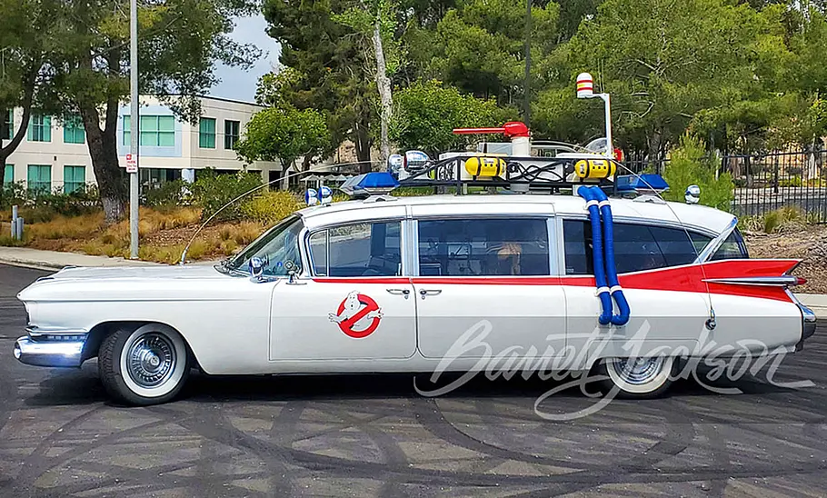 Der Ecto-1 stehend seitlich.