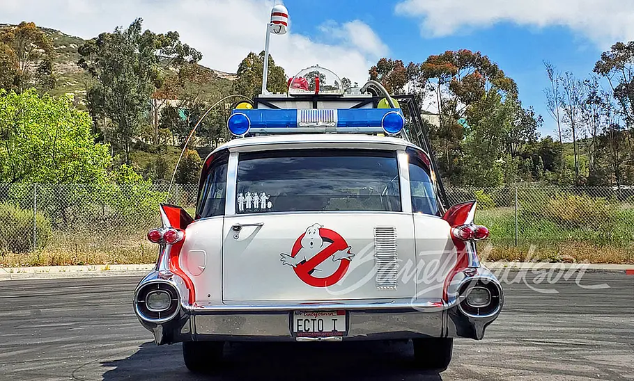 Der Ecto-1 stehend von hinten.