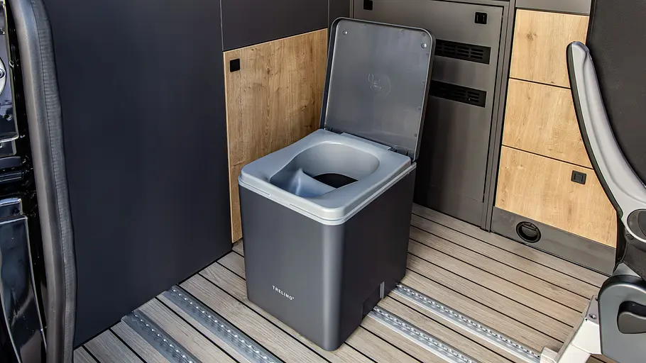 Die Trelino Trockentrenntoilette im Küchenbereich des Eifelland Nissan Interstar-e.