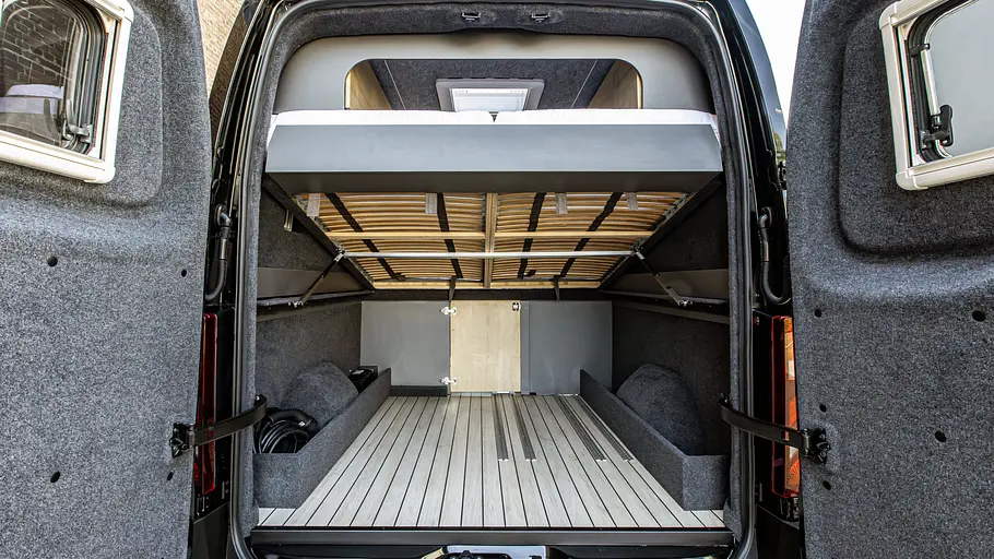 Blick durch die geöffneten Hecktüren in die Heckgarage des Eifelland Nissan Interstar-e.