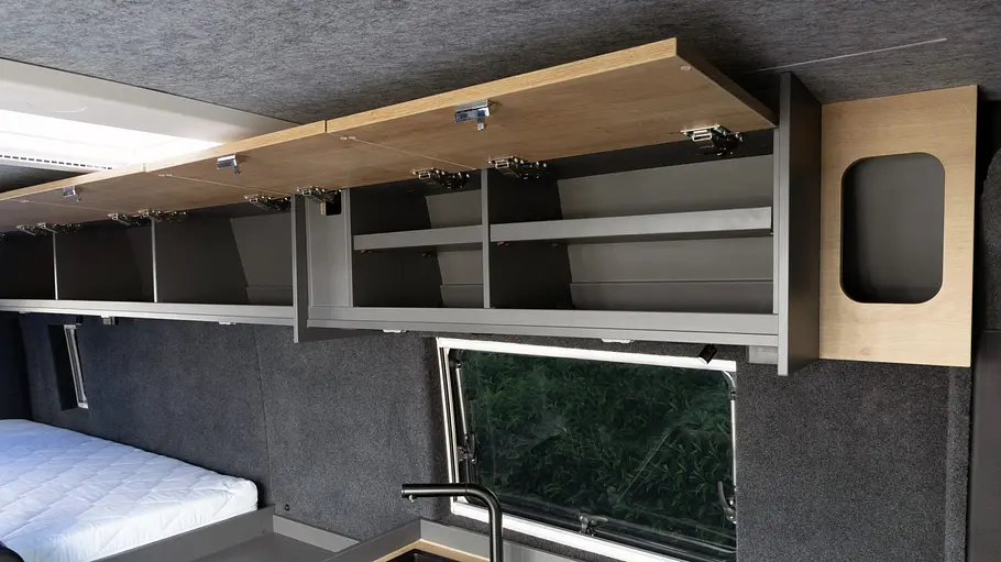 Die geöffneten Dachstauschränke im Eifelland Nissan Interstar-e.