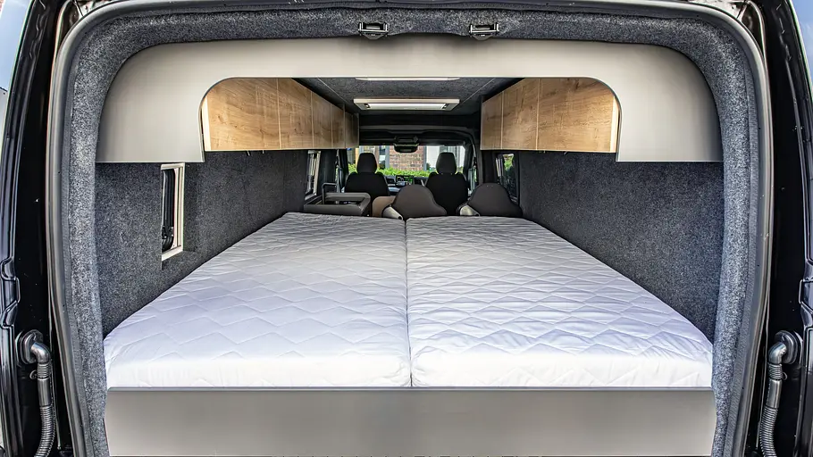 Blick auf das Heckbett des Eifelland Nissan Interstar-e durch die geöffneten Hecktüren.