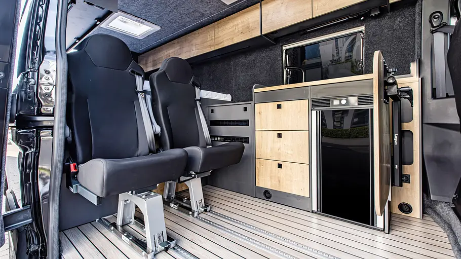 Blick durch die geöffnete Schiebetüre in den Wohnraum des Eifelland Nissan Interstar-e.