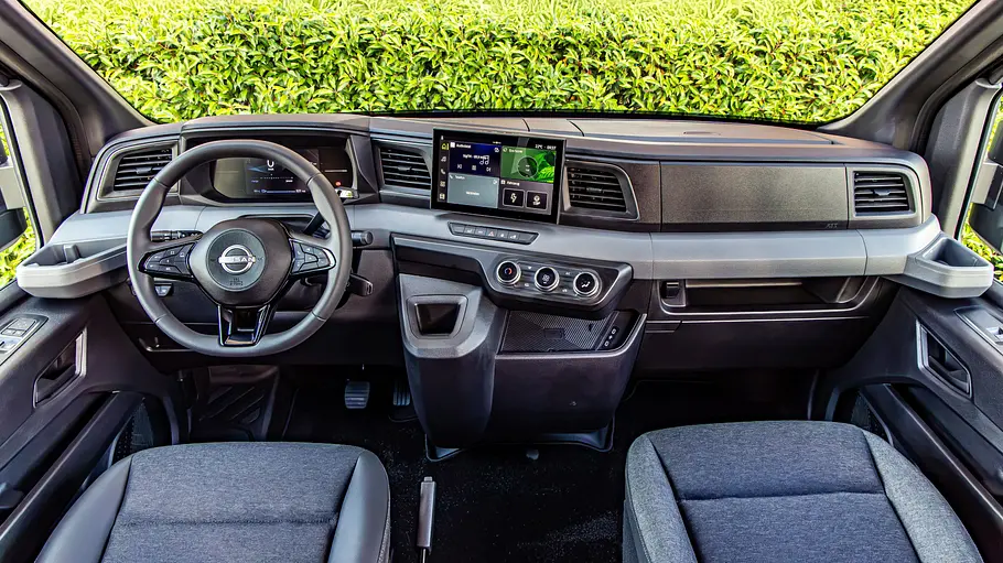 Blick auf das Cockpit des Eifelland Nissan Interstar-e.