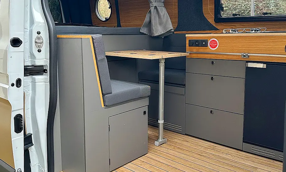 Eifelland Relax Master (2025) Das Bild zeigt die Face-to-Face-Sitzgruppe des Eifelland Relax Master (2025).
