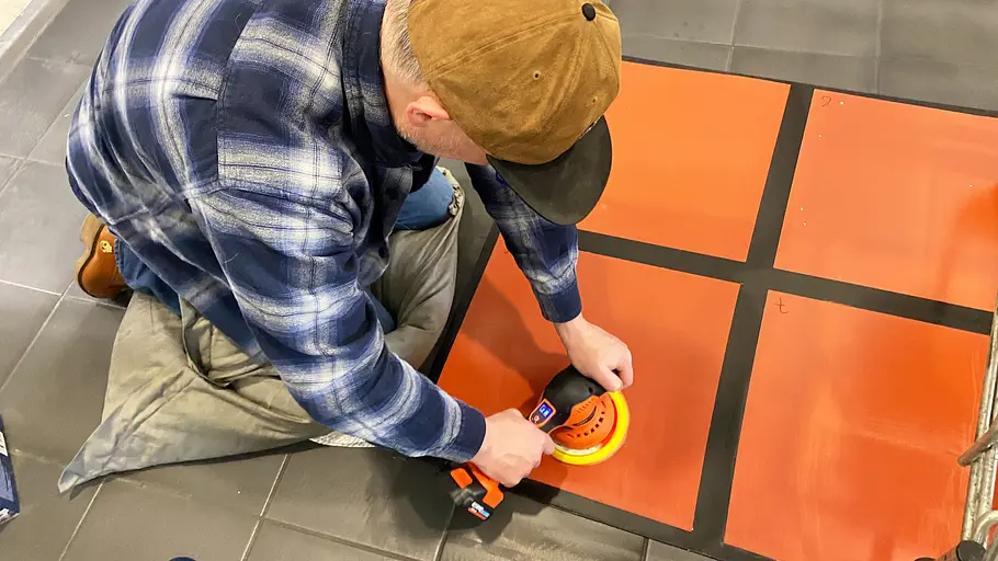 Akku-Poliermaschine im Test mit Tester am Testblech, fotografiert von oben.