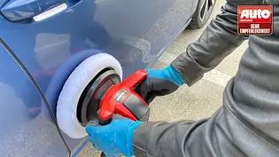 Einhell-Akku-Poliermaschine im Test mit Testerhänden, fotografiert von oben. - Foto: AUTO ZEITUNG
