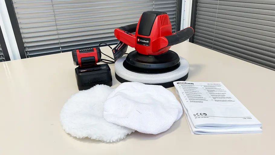 Einhell-Akku-Poliermaschine auf einem Schreibtisch, fotografiert von der Seite.