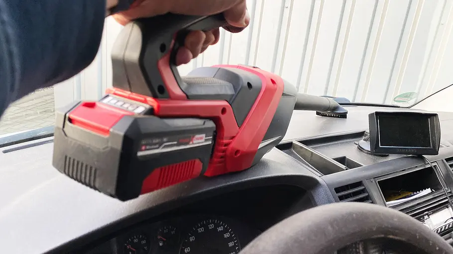 Der Akku-Handstaubsauger Einhell TE-HV 18/06 Li - Solo in der Hand eines Testers.