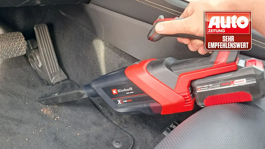 Der Akku-Handstaubsauger Einhell TE-HV 18/06 Li - Solo in der Hand eines Testers.