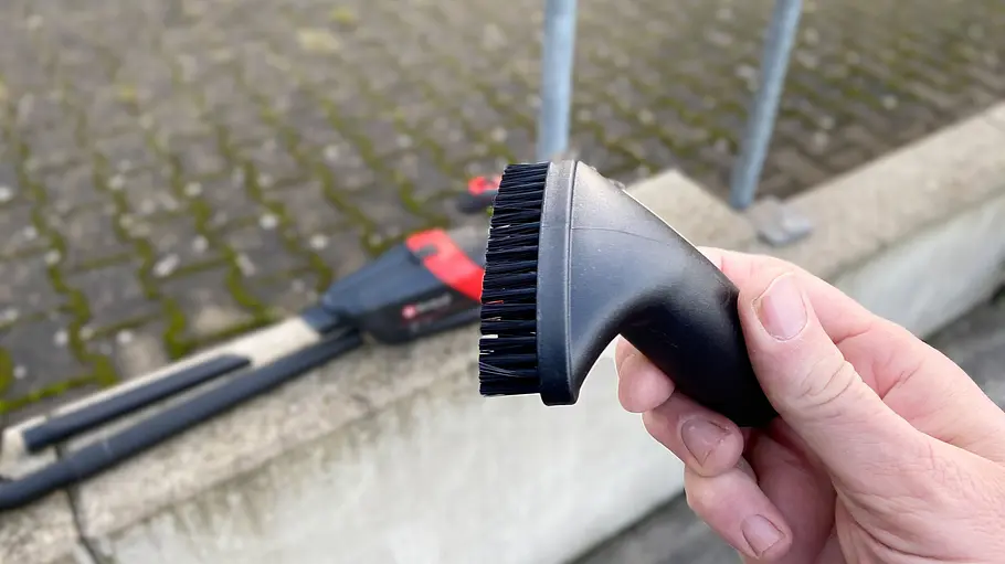 Die Polsterbürste des Akku-Handstaubsaugers Einhell TE-HV 18/06 Li - Solo in der Hand eines Testers.