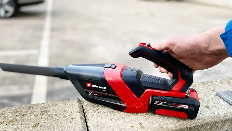 Der Akku-Handstaubsauger Einhell TE-HV 18/06 Li - Solo in der Hand eines Testers.