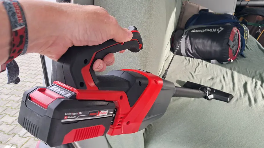 Der Akku-Handstaubsauger Einhell TE-HV 18/06 Li - Solo in der Hand eines Testers beim Absaugen einer Matratze.