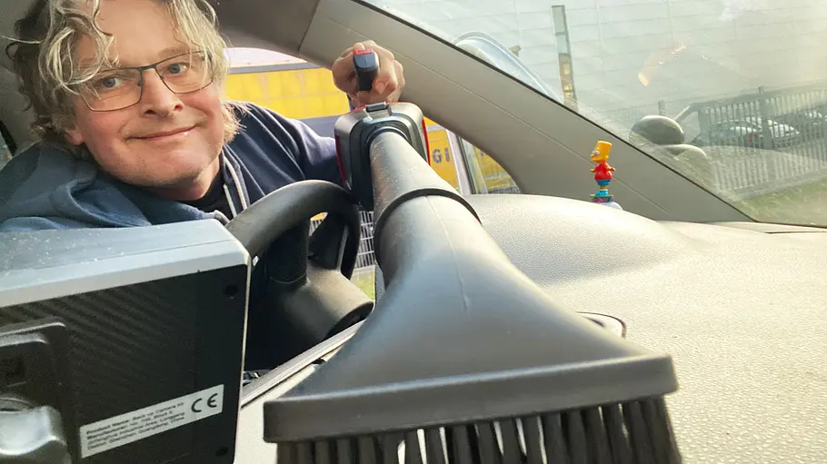 Der Akku-Handstaubsauger Einhell TE-HV 18/06 Li - Solo in der Hand eines Testers.